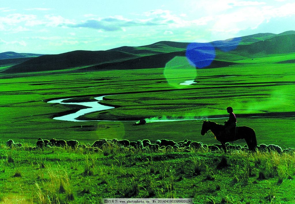 草原骑马图片