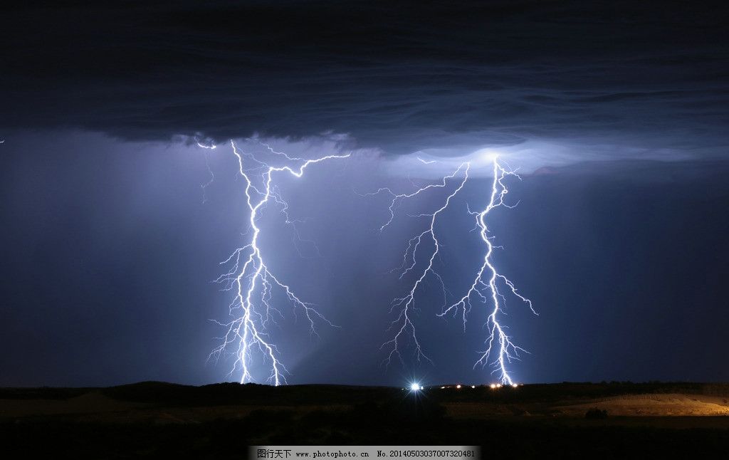 闪电打雷图片