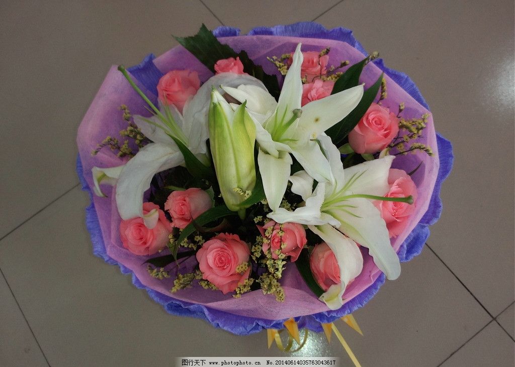 玫瑰百合花束图片