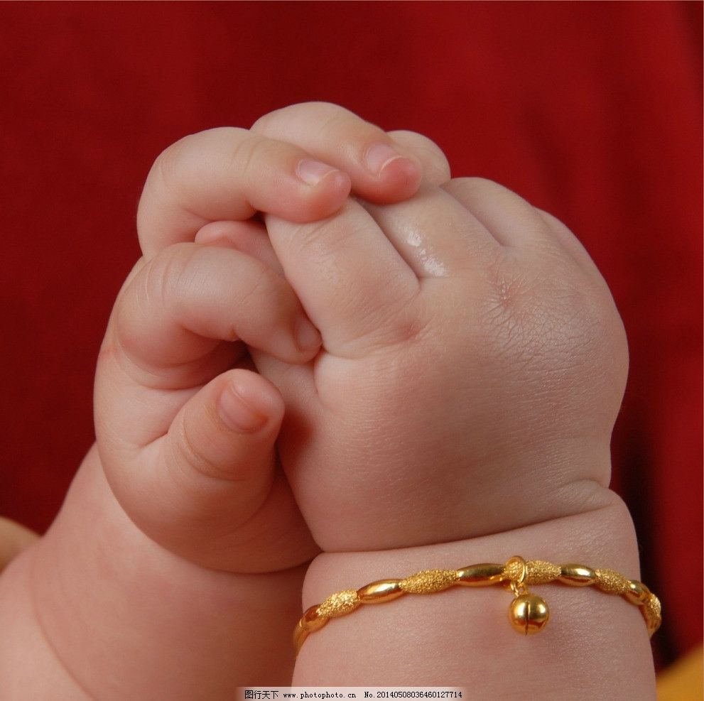 胡杏儿一家暴雪合影爸妈护目镜护体仨儿子冻到睁不开眼